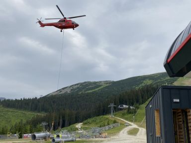 Jasná / Slowakei: Stützen für neue Seilbahn per Hubschrauber installiert