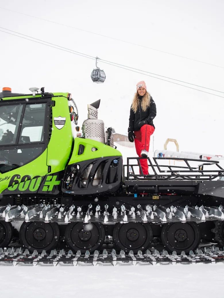 SkiArena Andermatt-Sedrun weiht ersten grünen Pistenbully ein