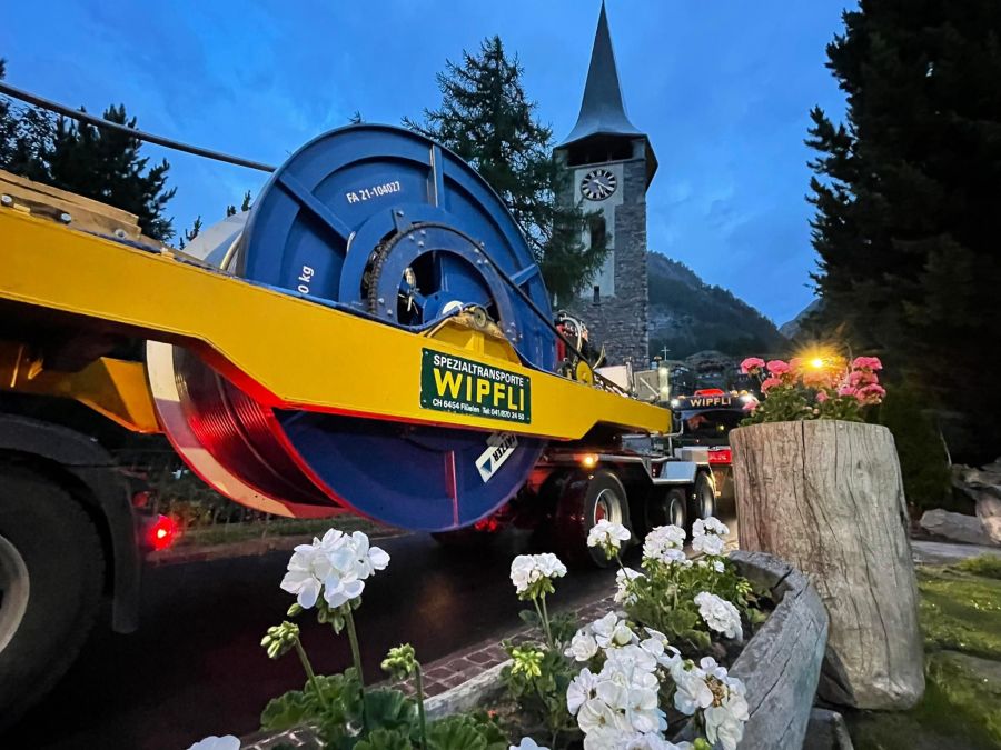 Zermatt Bergbahnen: Pendelbahn Furi - Trockener Steg erhält ein neues Tragseil.