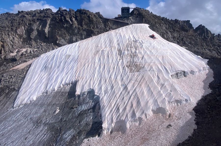 Andermatt-Sedrun-Disentis: Gletscherabdeckung wieder entfernt