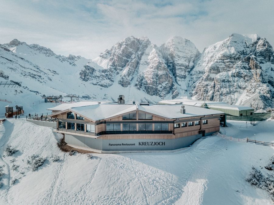 Skigebiet Schlick 2000 startet mit neuem Panorama Restaurant Kreuzjoch in die Wintersaison