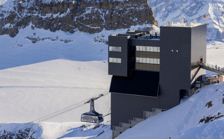 Gebäudeintegrierte Photovoltaik in extremen Höhen: 3S realisiert Solarfassade am Glacier 3000