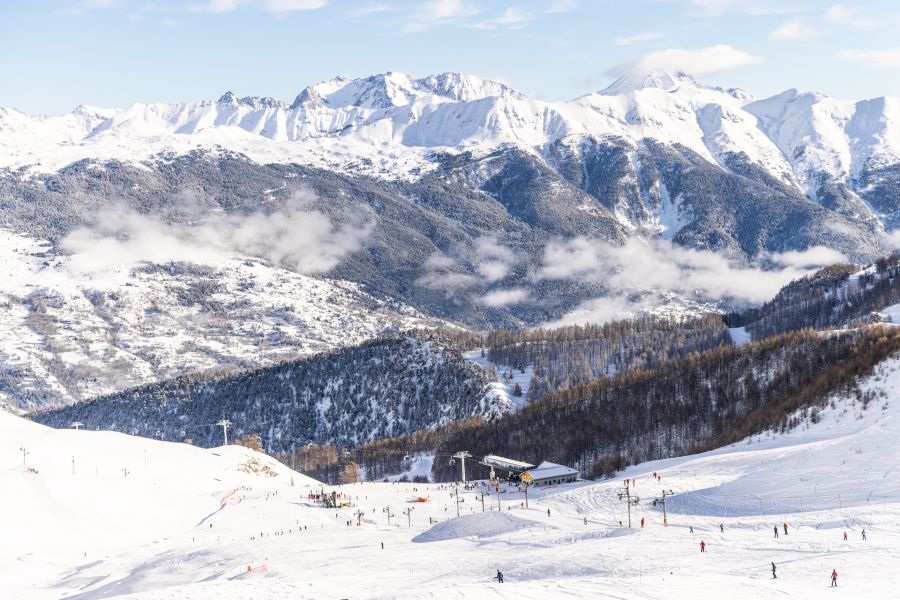 Die französischen Skigebiete haben 2024 568 Mio. € investiert