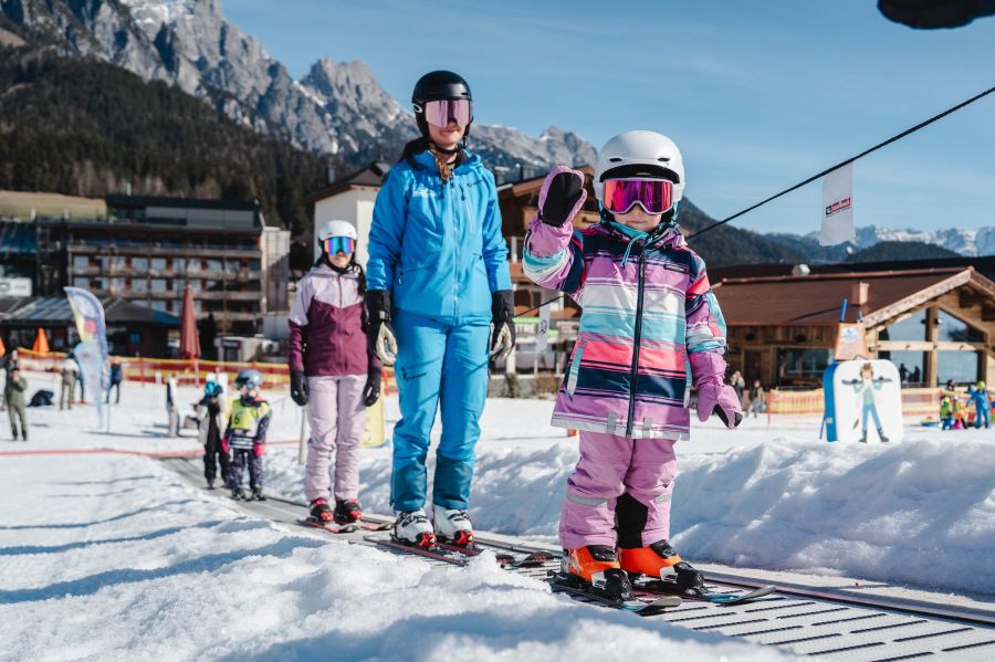 „KIDS ON SKI“ wächst: 14 Alpenregionen setzen bereits auf die Initiative für den Skinachwuchs