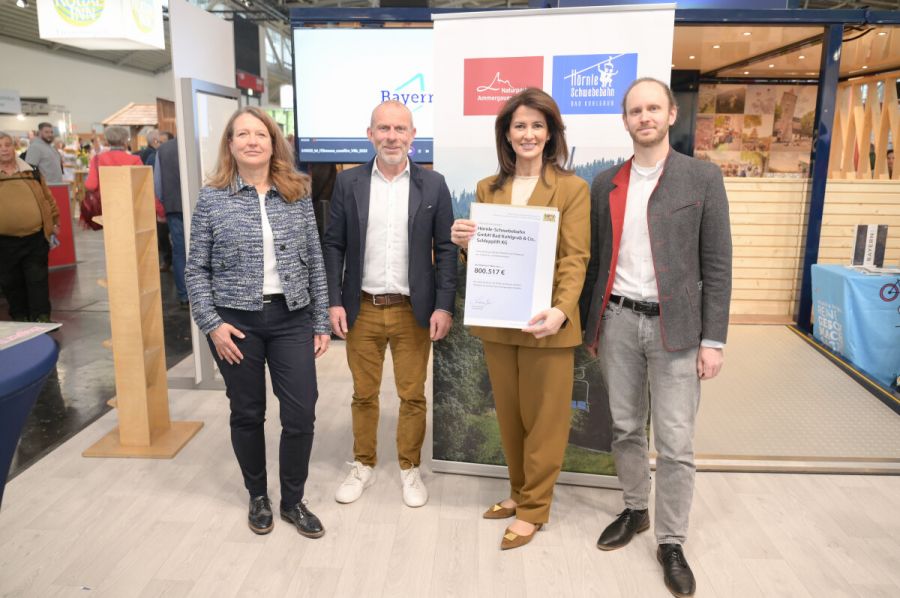 Bayerns Tourismusministerin Kaniber überreicht Förderurkunden an Seilbahnbetreiber