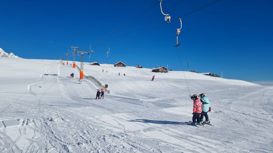 Solider Februar bei den Schweizer Bergbahnen