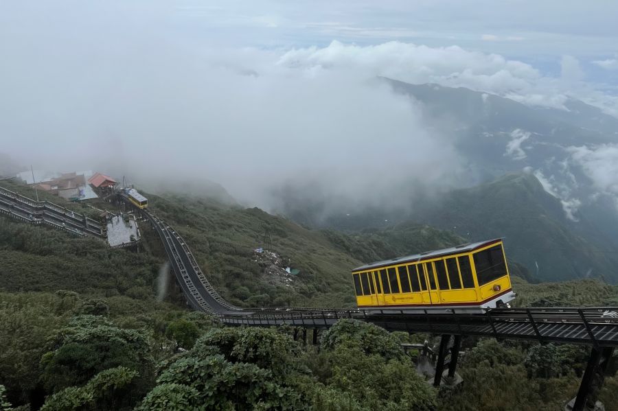 Garaventa: Zwei neue Standseilbahnen erschließen Vietnams höchsten Berg 