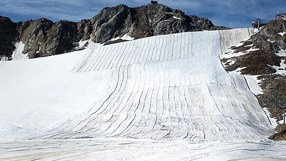 MINI TAKES CARE und die Alpin Arena Schnals starten Pilotprojekt zur Schneekonservierung mit innovativen Geotextilien