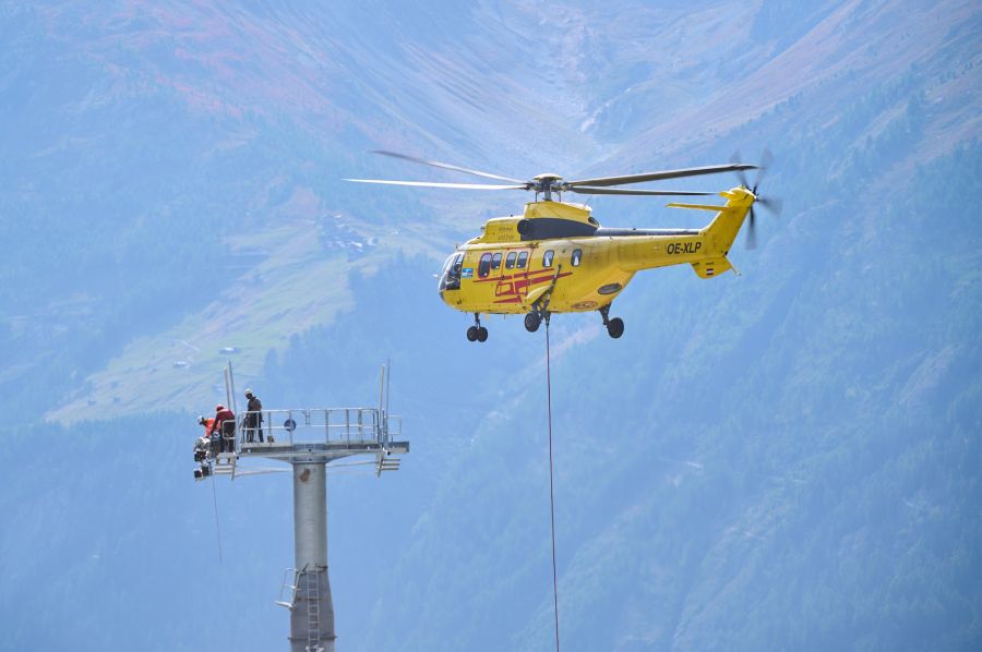Spektakulärer Helikoptereinsatz: Bartholet montiert Stützen für neue Seilbahn im Lötschental