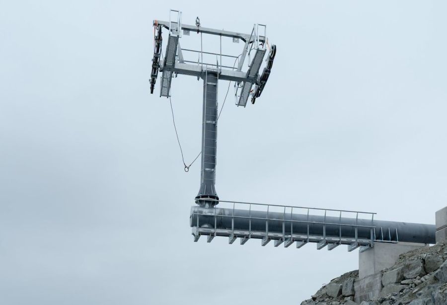 Whistler Blackcomb (Kanada): Neue Liftstütze ragt über eine Klippe hinaus